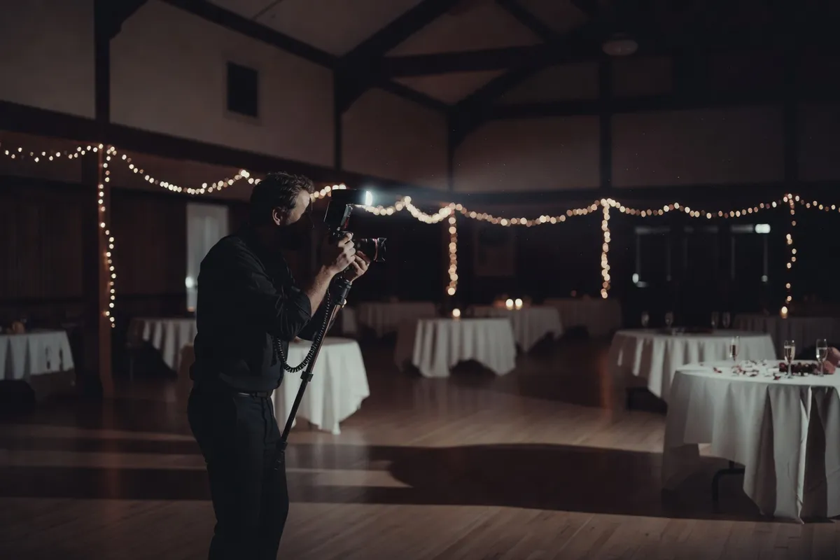 Illustration : Techniques d'eclairage du photographe de mariage en salle sombre le soir : flash